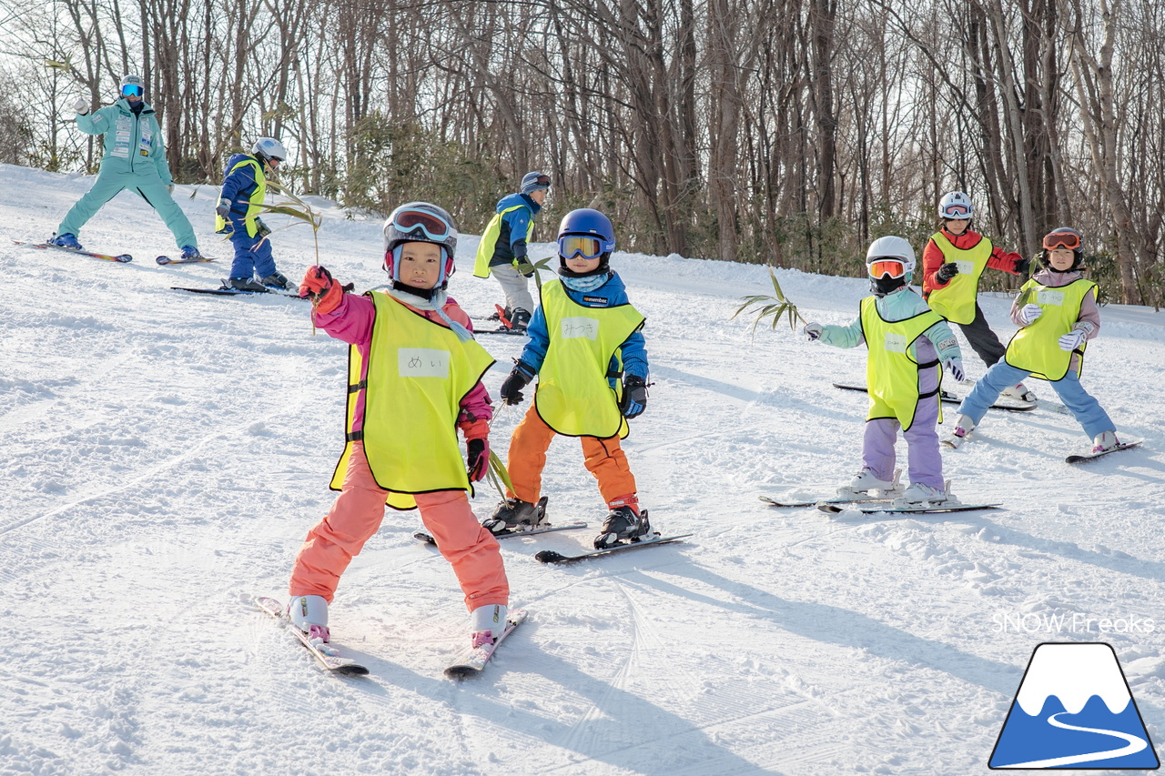 井山敬介さんと秋元日菜子さんのコンビは今年も健在！さらに、サプライズゲストも登場？！憧れのスキーヤーと一緒に雪と戯れ、『いちえ』の美味しいランチをいただく…。夢のようなイベント。めもるホールディングス presents プロスキーヤー・井山敬介さんと行く｜ダイナスティスキーリゾート